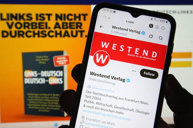 Auf einem Smartphone wurde der X-Account vom Westend Verlag aufgerufen. Dahinter wurde auf einem Laptop das Onlinemedium Nius geöffnet. In einem offenen Brief haben 32 Autoren ihren Rückzug aus dem Westend Verlag angekündigt. Sie werfen dem Verlag eine Nähe zum Rechtspopulismus vor. Anlass ist das Erscheinen des von Nius-Chefredakteur Julian Reichelt und seiner Kollegin Pauline Voss herausgegebenen Bandes Links – Deutsch Deutsch – Links im Westend Verlag. Symbolbild Symbolfoto. Schnelsen Hamburg