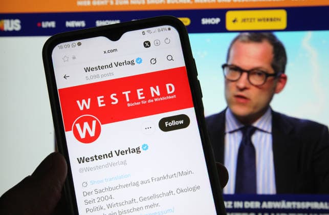 Auf einem Smartphone wurde der X-Account vom Westend Verlag aufgerufen. Dahinter wurde auf einem Laptop das Onlinemedium Nius geöffnet. In einem offenen Brief haben 32 Autoren ihren Rückzug aus dem Westend Verlag angekündigt. Sie werfen dem Verlag eine Nähe zum Rechtspopulismus vor. Anlass ist das Erscheinen des von Nius-Chefredakteur Julian Reichelt und seiner Kollegin Pauline Voss herausgegebenen Bandes Links – Deutsch Deutsch – Links im Westend Verlag. Symbolbild Symbolfoto. Schnelsen Hamburg
