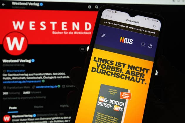 Auf einem Laptop wurde der X-Account vom Westend Verlag aufgerufen. Davor wurde auf einem Smartphone das Onlinemedium Nius geöffnet. In einem offenen Brief haben 32 Autoren ihren Rückzug aus dem Westend Verlag angekündigt. Sie werfen dem Verlag eine Nähe zum Rechtspopulismus vor. Anlass ist das Erscheinen des von Nius-Chefredakteur Julian Reichelt und seiner Kollegin Pauline Voss herausgegebenen Bandes Links – Deutsch Deutsch – Links im Westend Verlag. Symbolbild Symbolfoto. Schnelsen Hamburg