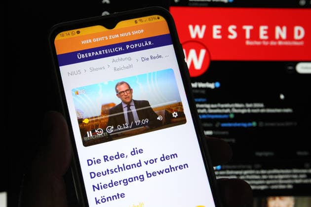Auf einem Laptop wurde der X-Account vom Westend Verlag aufgerufen. Davor wurde auf einem Smartphone das Onlinemedium Nius geöffnet. In einem offenen Brief haben 32 Autoren ihren Rückzug aus dem Westend Verlag angekündigt. Sie werfen dem Verlag eine Nähe zum Rechtspopulismus vor. Anlass ist das Erscheinen des von Nius-Chefredakteur Julian Reichelt und seiner Kollegin Pauline Voss herausgegebenen Bandes Links – Deutsch Deutsch – Links im Westend Verlag. Symbolbild Symbolfoto. Schnelsen Hamburg