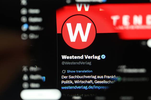 Auf einem Laptop wurde der X-Account vom Westend Verlag aufgerufen. Eine Lupe vergrößert das Logo des Verlags. Symbolbild Symbolfoto. Schnelsen Hamburg