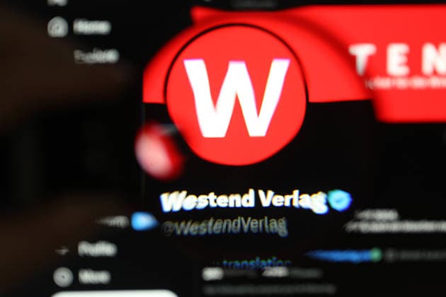 Auf einem Laptop wurde der X-Account vom Westend Verlag aufgerufen. Eine Lupe vergrößert das Logo des Verlags. Symbolbild Symbolfoto. Schnelsen Hamburg