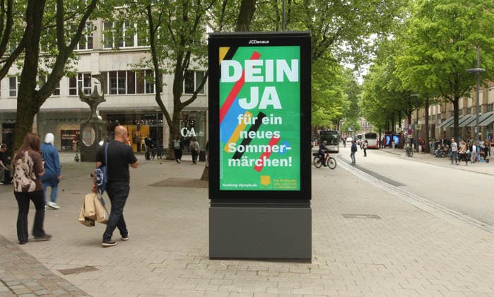 Die Stadt Hamburg wirbt auf einer Werbetafel von JCDecaux in der Mönckebergstraße für Ja-Stimmen beim Bürgerschaftsreferendum am 31. Mai, in dem über eine Bewerbung der Hansestadt für die Austragung von Olympischen Spielen und Paralympics abgestimmt wird. Altstadt Hamburg