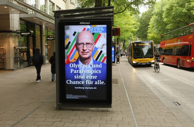 Die Stadt Hamburg wirbt auf einer Werbetafel von JCDecaux in der Mönckebergstraße mit dem Konterfei von Bürgermeister Peter Tschentscher für Ja-Stimmen beim Bürgerschaftsreferendum am 31. Mai, in dem über eine Bewerbung der Hansestadt für die Austragung von Olympischen Spielen und Paralympics abgestimmt wird. Altstadt Hamburg