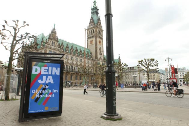 Die Stadt Hamburg wirbt auf einer Werbetafel von JCDecaux in der Mönckebergstraße (Im Hintergrund das Rathaus) für Ja-Stimmen beim Bürgerschaftsreferendum am 31. Mai, in dem über eine Bewerbung der Hansestadt für die Austragung von Olympischen Spielen und Paralympics abgestimmt wird. Altstadt Hamburg