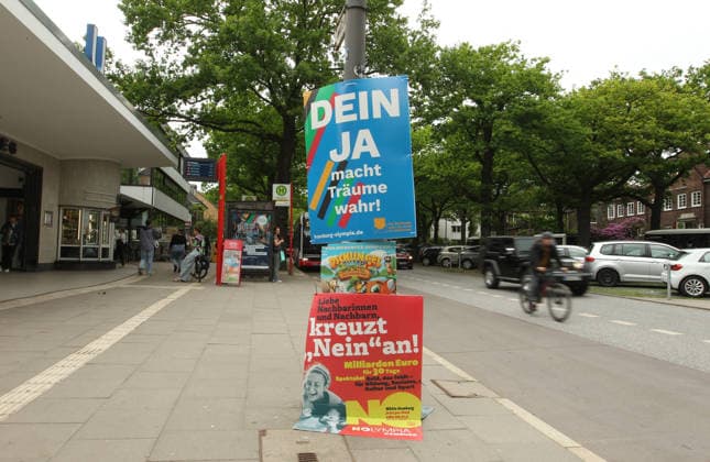 An einem Laternenpfahl am U-Bahnhof Borgweg wurde ein Plakat der Hamburger Olympia-Kampagne befestigt. Darunter wurde ein Plakat der Initiative NOlympia befestigt. Am 31. Mai wird in der Hansestadt per Bürgerschaftsreferendum über eine Bewerbung für die Austragung von Olympischen Spielen und Paralympics abgestimmt. Winterhude Hamburg