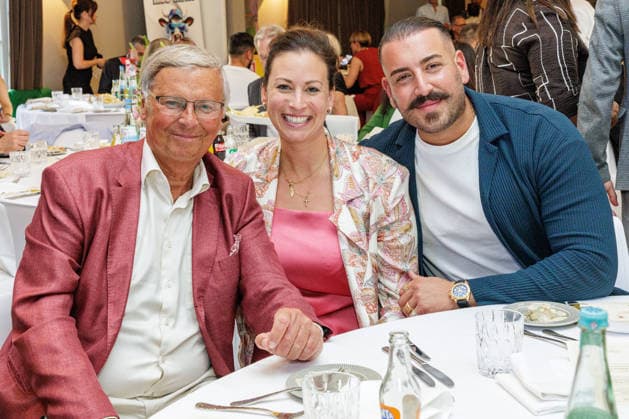 22.05.2026. Bergisch Gladbach. (l-r) Wolfgang Bosbach, Tochter Caroline und Camer Can Demircan auf der Woche der türkischen Küche im Hotel Restaurant Diepeschrather Mühle von Nelson Müller. Die Woche der türkischen Küche (türk.: Türk Mutfagi Haftasi) ist ein jährlich stattfindendes internationales Format, das türkische Esskultur weltweit sichtbar macht. Bergisch Gladbach Diepeschrather Mühle, Diepeschrather Weg 80, Bergisch Gladbach Nordrhein-Westfalen Deutschland