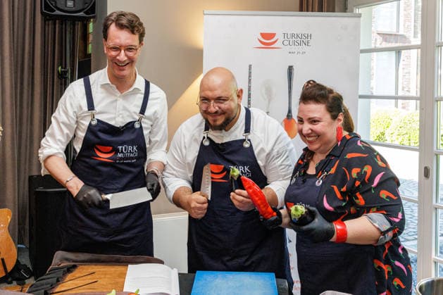 22.05.2026. Bergisch Gladbach. (l-r) NRW-Ministerpräsident Hendrik Wüst, Influencer und Gastronom Ferdi Ünlü (Keladam s Kitchen) und Schauspielerin und Komikerin Meltem Kaptan auf der Woche der türkischen Küche im Hotel Restaurant Diepeschrather Mühle von Nelson Müller. Die Woche der türkischen Küche (türk.: Türk Mutfagi Haftasi) ist ein jährlich stattfindendes internationales Format, das türkische Esskultur weltweit sichtbar macht. Bergisch Gladbach Diepeschrather Mühle, Diepeschrather Weg 80, Bergisch Gladbach Nordrhein-Westfalen Deutschland