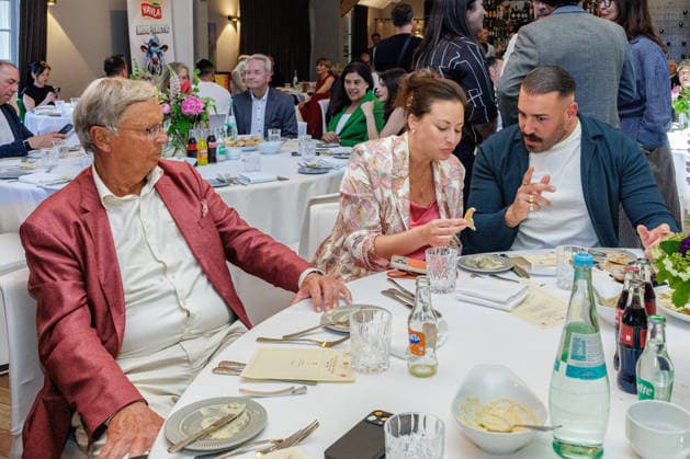 22.05.2026. Bergisch Gladbach. (l-r) Wolfgang Bosbach, Tochter Caroline und Camer Can Demircan auf der Woche der türkischen Küche im Hotel Restaurant Diepeschrather Mühle von Nelson Müller. Die Woche der türkischen Küche (türk.: Türk Mutfagi Haftasi) ist ein jährlich stattfindendes internationales Format, das türkische Esskultur weltweit sichtbar macht. Bergisch Gladbach Diepeschrather Mühle, Diepeschrather Weg 80, Bergisch Gladbach Nordrhein-Westfalen Deutschland
