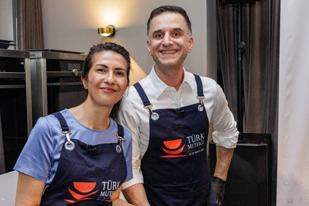 22.05.2026. Bergisch Gladbach. (l-r) Staatsministerin Serap Güler und Komiker Özcan Cosar auf der Woche der türkischen Küche im Hotel Restaurant Diepeschrather Mühle von Nelson Müller. Die Woche der türkischen Küche (türk.: Türk Mutfagi Haftasi) ist ein jährlich stattfindendes internationales Format, das türkische Esskultur weltweit sichtbar macht. Bergisch Gladbach Diepeschrather Mühle, Diepeschrather Weg 80, Bergisch Gladbach Nordrhein-Westfalen Deutschland