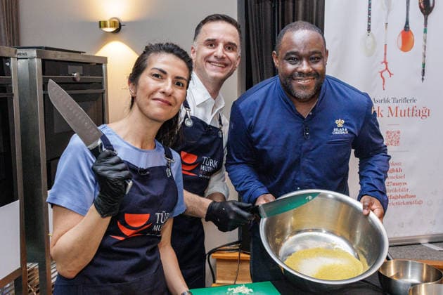 22.05.2026. Bergisch Gladbach. (l-r) Staatsministerin Serap Güler, Komiker Özcan Cosar und Nelson Müller auf der Woche der türkischen Küche im Hotel Restaurant Diepeschrather Mühle. Die Woche der türkischen Küche (türk.: Türk Mutfagi Haftasi) ist ein jährlich stattfindendes internationales Format, das türkische Esskultur weltweit sichtbar macht. Bergisch Gladbach Diepeschrather Mühle, Diepeschrather Weg 80, Bergisch Gladbach Nordrhein-Westfalen Deutschland