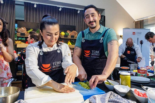 22.05.2026. Bergisch Gladbach. (l-r) Tugba Bayraktar (Gewinnerin von MasterChef Germany 2025) und Rapper Eko Fresh auf der Woche der türkischen Küche im Hotel Restaurant Diepeschrather Mühle von Nelson Müller. Die Woche der türkischen Küche (türk.: Türk Mutfagi Haftasi) ist ein jährlich stattfindendes internationales Format, das türkische Esskultur weltweit sichtbar macht. Bergisch Gladbach Diepeschrather Mühle, Diepeschrather Weg 80, Bergisch Gladbach Nordrhein-Westfalen Deutschland