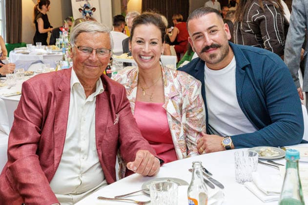Wolfgang Bosbach mit Tochter Caroline Bosbach und Schwiegersohn Camer Can Demircan auf der Woche der türkischen Küche im Hotel Restaurant Diepeschrather Mühle von Nelson Müller. Bergisch Gladbach, 22.05.2026