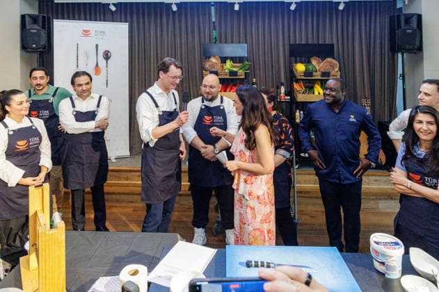 Tugba Bayraktar, Eko Fresh, Hüseyin Kantem Al, Hendrik Wüst, Ferdi Ünlü, Nina Moghaddam, Meltem Kaptan, Nelson Müller, Özcan Cosar und Serap Güler auf der Woche der türkischen Küche im Hotel Restaurant Diepeschrather Mühle von Nelson Müller. Bergisch Gladbach, 22.05.2026