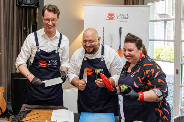 Hendrik Wüst, Ferdi Ünlü und Meltem Kaptan auf der Woche der türkischen Küche im Hotel Restaurant Diepeschrather Mühle von Nelson Müller. Bergisch Gladbach, 22.05.2026