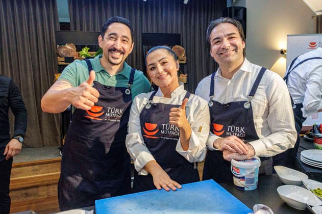 Eko Fresh, Tugba Bayraktar und Hüseyin Kantem Al auf der Woche der türkischen Küche im Hotel Restaurant Diepeschrather Mühle von Nelson Müller. Bergisch Gladbach, 22.05.2026