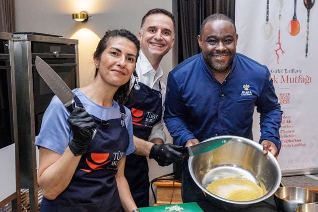 Serap Güler, Özcan Cosar und Nelson Müller auf der Woche der türkischen Küche im Hotel Restaurant Diepeschrather Mühle von Nelson Müller. Bergisch Gladbach, 22.05.2026