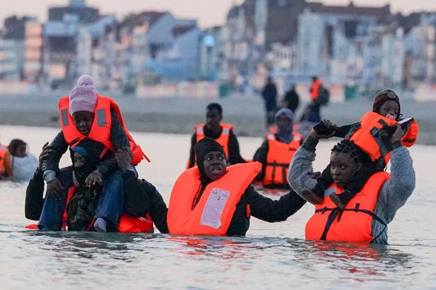 May 23, 2026, Dunkirk, Nord, France: Dunkirk, France. Migrants carrying children in the sea wait to board an inflatable boat at the beach at Dunkirk, while attempting to cross the English Channel. More than 200,000 migrants have crossed the Channel in small boats since 2018. Dunkirk France  - ZUMAl94_ 20260523_zaf_l94_023 Copyright: xIoannisxAlexopoulosx