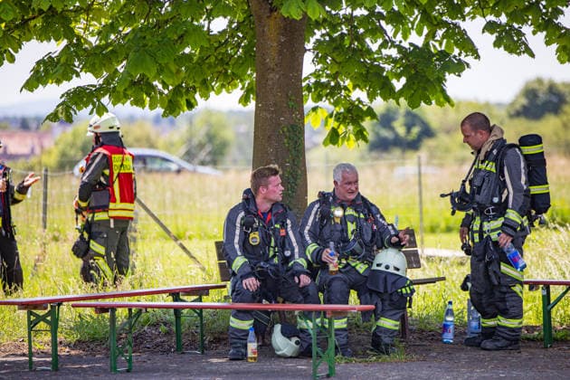 Feuer in Schützenverein in Messel ausgebrochen Am 23.05.2026 brannte auf dem Gelände des Schützenclubs Wildpark bei Messel ein Teil der Schießbahn sowie ein Gebäude. Die Feuerwehr teilte mit, dass niemand verletzt wurde. Der Alarm ging um 12:15 Uhr ein, rund 60 Einsatzkräfte aus mehreren Gemeinden waren vor Ort. Bei den Löscharbeiten kam es zu Explosionen, die zunächst für Munitionsdetonationen gehalten wurden; später stellte sich heraus, dass geplatzte Eternitplatten in der Dachkonstruktion die Ursache waren. Zur Brandursache lagen zunächst keine gesicherten Angaben vor, die Polizei ermittelt. Die Hitze machte den Einsatzkräften zu schaffen und sorgte für einen hohen Kräfteansatz. Messel Hessen Deutschland