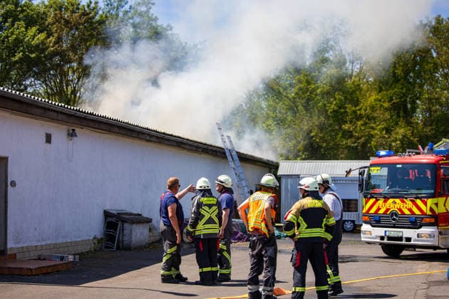 Feuer in Schützenverein in Messel ausgebrochen Am 23.05.2026 brannte auf dem Gelände des Schützenclubs Wildpark bei Messel ein Teil der Schießbahn sowie ein Gebäude. Die Feuerwehr teilte mit, dass niemand verletzt wurde. Der Alarm ging um 12:15 Uhr ein, rund 60 Einsatzkräfte aus mehreren Gemeinden waren vor Ort. Bei den Löscharbeiten kam es zu Explosionen, die zunächst für Munitionsdetonationen gehalten wurden; später stellte sich heraus, dass geplatzte Eternitplatten in der Dachkonstruktion die Ursache waren. Zur Brandursache lagen zunächst keine gesicherten Angaben vor, die Polizei ermittelt. Die Hitze machte den Einsatzkräften zu schaffen und sorgte für einen hohen Kräfteansatz. Messel Hessen Deutschland