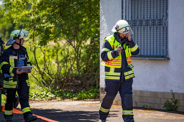 Feuer in Schützenverein in Messel ausgebrochen Am 23.05.2026 brannte auf dem Gelände des Schützenclubs Wildpark bei Messel ein Teil der Schießbahn sowie ein Gebäude. Die Feuerwehr teilte mit, dass niemand verletzt wurde. Der Alarm ging um 12:15 Uhr ein, rund 60 Einsatzkräfte aus mehreren Gemeinden waren vor Ort. Bei den Löscharbeiten kam es zu Explosionen, die zunächst für Munitionsdetonationen gehalten wurden; später stellte sich heraus, dass geplatzte Eternitplatten in der Dachkonstruktion die Ursache waren. Zur Brandursache lagen zunächst keine gesicherten Angaben vor, die Polizei ermittelt. Die Hitze machte den Einsatzkräften zu schaffen und sorgte für einen hohen Kräfteansatz. Messel Hessen Deutschland