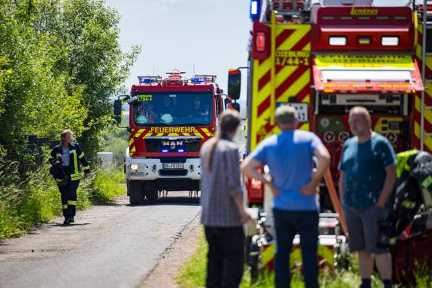 Feuer in Schützenverein in Messel ausgebrochen Am 23.05.2026 brannte auf dem Gelände des Schützenclubs Wildpark bei Messel ein Teil der Schießbahn sowie ein Gebäude. Die Feuerwehr teilte mit, dass niemand verletzt wurde. Der Alarm ging um 12:15 Uhr ein, rund 60 Einsatzkräfte aus mehreren Gemeinden waren vor Ort. Bei den Löscharbeiten kam es zu Explosionen, die zunächst für Munitionsdetonationen gehalten wurden; später stellte sich heraus, dass geplatzte Eternitplatten in der Dachkonstruktion die Ursache waren. Zur Brandursache lagen zunächst keine gesicherten Angaben vor, die Polizei ermittelt. Die Hitze machte den Einsatzkräften zu schaffen und sorgte für einen hohen Kräfteansatz. Messel Hessen Deutschland