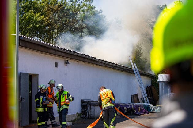 Feuer in Schützenverein in Messel ausgebrochen Am 23.05.2026 brannte auf dem Gelände des Schützenclubs Wildpark bei Messel ein Teil der Schießbahn sowie ein Gebäude. Die Feuerwehr teilte mit, dass niemand verletzt wurde. Der Alarm ging um 12:15 Uhr ein, rund 60 Einsatzkräfte aus mehreren Gemeinden waren vor Ort. Bei den Löscharbeiten kam es zu Explosionen, die zunächst für Munitionsdetonationen gehalten wurden; später stellte sich heraus, dass geplatzte Eternitplatten in der Dachkonstruktion die Ursache waren. Zur Brandursache lagen zunächst keine gesicherten Angaben vor, die Polizei ermittelt. Die Hitze machte den Einsatzkräften zu schaffen und sorgte für einen hohen Kräfteansatz. Messel Hessen Deutschland