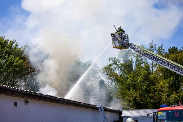 Feuer in Schützenverein in Messel ausgebrochen Am 23.05.2026 brannte auf dem Gelände des Schützenclubs Wildpark bei Messel ein Teil der Schießbahn sowie ein Gebäude. Die Feuerwehr teilte mit, dass niemand verletzt wurde. Der Alarm ging um 12:15 Uhr ein, rund 60 Einsatzkräfte aus mehreren Gemeinden waren vor Ort. Bei den Löscharbeiten kam es zu Explosionen, die zunächst für Munitionsdetonationen gehalten wurden; später stellte sich heraus, dass geplatzte Eternitplatten in der Dachkonstruktion die Ursache waren. Zur Brandursache lagen zunächst keine gesicherten Angaben vor, die Polizei ermittelt. Die Hitze machte den Einsatzkräften zu schaffen und sorgte für einen hohen Kräfteansatz. Messel Hessen Deutschland