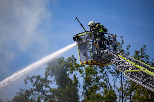 Feuer in Schützenverein in Messel ausgebrochen Am 23.05.2026 brannte auf dem Gelände des Schützenclubs Wildpark bei Messel ein Teil der Schießbahn sowie ein Gebäude. Die Feuerwehr teilte mit, dass niemand verletzt wurde. Der Alarm ging um 12:15 Uhr ein, rund 60 Einsatzkräfte aus mehreren Gemeinden waren vor Ort. Bei den Löscharbeiten kam es zu Explosionen, die zunächst für Munitionsdetonationen gehalten wurden; später stellte sich heraus, dass geplatzte Eternitplatten in der Dachkonstruktion die Ursache waren. Zur Brandursache lagen zunächst keine gesicherten Angaben vor, die Polizei ermittelt. Die Hitze machte den Einsatzkräften zu schaffen und sorgte für einen hohen Kräfteansatz. Messel Hessen Deutschland