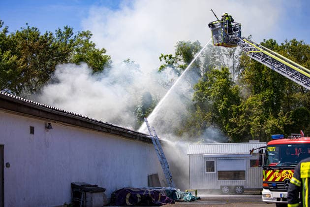 Feuer in Schützenverein in Messel ausgebrochen Am 23.05.2026 brannte auf dem Gelände des Schützenclubs Wildpark bei Messel ein Teil der Schießbahn sowie ein Gebäude. Die Feuerwehr teilte mit, dass niemand verletzt wurde. Der Alarm ging um 12:15 Uhr ein, rund 60 Einsatzkräfte aus mehreren Gemeinden waren vor Ort. Bei den Löscharbeiten kam es zu Explosionen, die zunächst für Munitionsdetonationen gehalten wurden; später stellte sich heraus, dass geplatzte Eternitplatten in der Dachkonstruktion die Ursache waren. Zur Brandursache lagen zunächst keine gesicherten Angaben vor, die Polizei ermittelt. Die Hitze machte den Einsatzkräften zu schaffen und sorgte für einen hohen Kräfteansatz. Messel Hessen Deutschland
