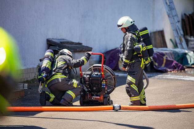 Feuer in Schützenverein in Messel ausgebrochen Am 23.05.2026 brannte auf dem Gelände des Schützenclubs Wildpark bei Messel ein Teil der Schießbahn sowie ein Gebäude. Die Feuerwehr teilte mit, dass niemand verletzt wurde. Der Alarm ging um 12:15 Uhr ein, rund 60 Einsatzkräfte aus mehreren Gemeinden waren vor Ort. Bei den Löscharbeiten kam es zu Explosionen, die zunächst für Munitionsdetonationen gehalten wurden; später stellte sich heraus, dass geplatzte Eternitplatten in der Dachkonstruktion die Ursache waren. Zur Brandursache lagen zunächst keine gesicherten Angaben vor, die Polizei ermittelt. Die Hitze machte den Einsatzkräften zu schaffen und sorgte für einen hohen Kräfteansatz. Messel Hessen Deutschland