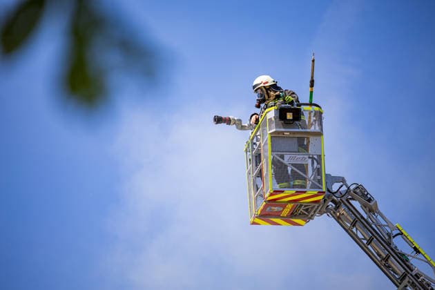 Feuer in Schützenverein in Messel ausgebrochen Am 23.05.2026 brannte auf dem Gelände des Schützenclubs Wildpark bei Messel ein Teil der Schießbahn sowie ein Gebäude. Die Feuerwehr teilte mit, dass niemand verletzt wurde. Der Alarm ging um 12:15 Uhr ein, rund 60 Einsatzkräfte aus mehreren Gemeinden waren vor Ort. Bei den Löscharbeiten kam es zu Explosionen, die zunächst für Munitionsdetonationen gehalten wurden; später stellte sich heraus, dass geplatzte Eternitplatten in der Dachkonstruktion die Ursache waren. Zur Brandursache lagen zunächst keine gesicherten Angaben vor, die Polizei ermittelt. Die Hitze machte den Einsatzkräften zu schaffen und sorgte für einen hohen Kräfteansatz. Messel Hessen Deutschland