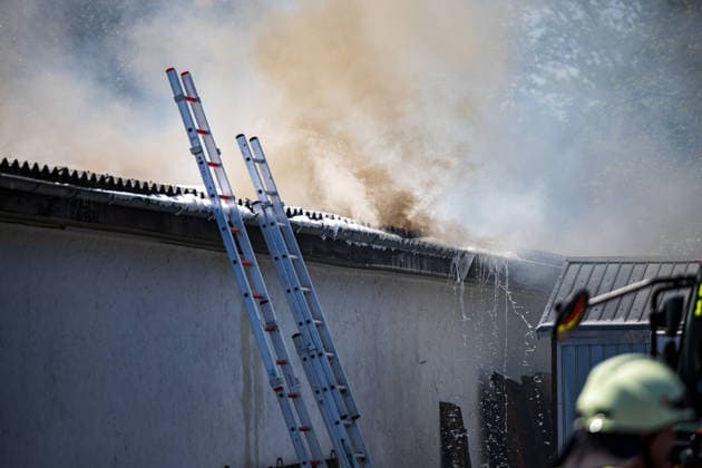 Feuer in Schützenverein in Messel ausgebrochen Am 23.05.2026 brannte auf dem Gelände des Schützenclubs Wildpark bei Messel ein Teil der Schießbahn sowie ein Gebäude. Die Feuerwehr teilte mit, dass niemand verletzt wurde. Der Alarm ging um 12:15 Uhr ein, rund 60 Einsatzkräfte aus mehreren Gemeinden waren vor Ort. Bei den Löscharbeiten kam es zu Explosionen, die zunächst für Munitionsdetonationen gehalten wurden; später stellte sich heraus, dass geplatzte Eternitplatten in der Dachkonstruktion die Ursache waren. Zur Brandursache lagen zunächst keine gesicherten Angaben vor, die Polizei ermittelt. Die Hitze machte den Einsatzkräften zu schaffen und sorgte für einen hohen Kräfteansatz. Messel Hessen Deutschland