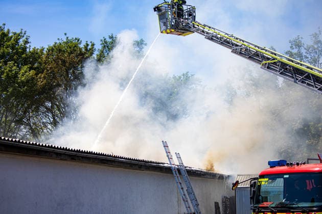 Feuer in Schützenverein in Messel ausgebrochen Am 23.05.2026 brannte auf dem Gelände des Schützenclubs Wildpark bei Messel ein Teil der Schießbahn sowie ein Gebäude. Die Feuerwehr teilte mit, dass niemand verletzt wurde. Der Alarm ging um 12:15 Uhr ein, rund 60 Einsatzkräfte aus mehreren Gemeinden waren vor Ort. Bei den Löscharbeiten kam es zu Explosionen, die zunächst für Munitionsdetonationen gehalten wurden; später stellte sich heraus, dass geplatzte Eternitplatten in der Dachkonstruktion die Ursache waren. Zur Brandursache lagen zunächst keine gesicherten Angaben vor, die Polizei ermittelt. Die Hitze machte den Einsatzkräften zu schaffen und sorgte für einen hohen Kräfteansatz. Messel Hessen Deutschland
