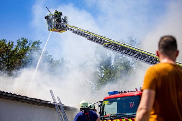 Feuer in Schützenverein in Messel ausgebrochen Am 23.05.2026 brannte auf dem Gelände des Schützenclubs Wildpark bei Messel ein Teil der Schießbahn sowie ein Gebäude. Die Feuerwehr teilte mit, dass niemand verletzt wurde. Der Alarm ging um 12:15 Uhr ein, rund 60 Einsatzkräfte aus mehreren Gemeinden waren vor Ort. Bei den Löscharbeiten kam es zu Explosionen, die zunächst für Munitionsdetonationen gehalten wurden; später stellte sich heraus, dass geplatzte Eternitplatten in der Dachkonstruktion die Ursache waren. Zur Brandursache lagen zunächst keine gesicherten Angaben vor, die Polizei ermittelt. Die Hitze machte den Einsatzkräften zu schaffen und sorgte für einen hohen Kräfteansatz. Messel Hessen Deutschland