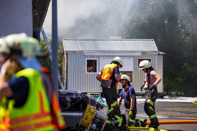 Feuer in Schützenverein in Messel ausgebrochen Am 23.05.2026 brannte auf dem Gelände des Schützenclubs Wildpark bei Messel ein Teil der Schießbahn sowie ein Gebäude. Die Feuerwehr teilte mit, dass niemand verletzt wurde. Der Alarm ging um 12:15 Uhr ein, rund 60 Einsatzkräfte aus mehreren Gemeinden waren vor Ort. Bei den Löscharbeiten kam es zu Explosionen, die zunächst für Munitionsdetonationen gehalten wurden; später stellte sich heraus, dass geplatzte Eternitplatten in der Dachkonstruktion die Ursache waren. Zur Brandursache lagen zunächst keine gesicherten Angaben vor, die Polizei ermittelt. Die Hitze machte den Einsatzkräften zu schaffen und sorgte für einen hohen Kräfteansatz. Messel Hessen Deutschland