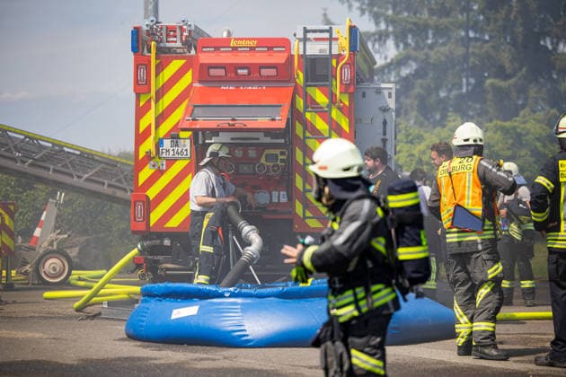 Feuer in Schützenverein in Messel ausgebrochen Am 23.05.2026 brannte auf dem Gelände des Schützenclubs Wildpark bei Messel ein Teil der Schießbahn sowie ein Gebäude. Die Feuerwehr teilte mit, dass niemand verletzt wurde. Der Alarm ging um 12:15 Uhr ein, rund 60 Einsatzkräfte aus mehreren Gemeinden waren vor Ort. Bei den Löscharbeiten kam es zu Explosionen, die zunächst für Munitionsdetonationen gehalten wurden; später stellte sich heraus, dass geplatzte Eternitplatten in der Dachkonstruktion die Ursache waren. Zur Brandursache lagen zunächst keine gesicherten Angaben vor, die Polizei ermittelt. Die Hitze machte den Einsatzkräften zu schaffen und sorgte für einen hohen Kräfteansatz. Messel Hessen Deutschland