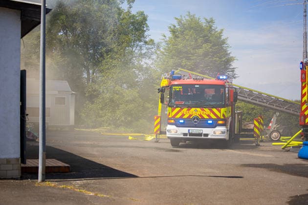 Feuer in Schützenverein in Messel ausgebrochen Am 23.05.2026 brannte auf dem Gelände des Schützenclubs Wildpark bei Messel ein Teil der Schießbahn sowie ein Gebäude. Die Feuerwehr teilte mit, dass niemand verletzt wurde. Der Alarm ging um 12:15 Uhr ein, rund 60 Einsatzkräfte aus mehreren Gemeinden waren vor Ort. Bei den Löscharbeiten kam es zu Explosionen, die zunächst für Munitionsdetonationen gehalten wurden; später stellte sich heraus, dass geplatzte Eternitplatten in der Dachkonstruktion die Ursache waren. Zur Brandursache lagen zunächst keine gesicherten Angaben vor, die Polizei ermittelt. Die Hitze machte den Einsatzkräften zu schaffen und sorgte für einen hohen Kräfteansatz. Messel Hessen Deutschland