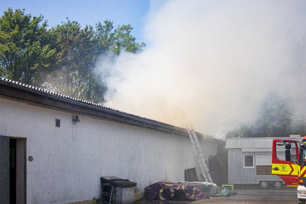 Feuer in Schützenverein in Messel ausgebrochen Am 23.05.2026 brannte auf dem Gelände des Schützenclubs Wildpark bei Messel ein Teil der Schießbahn sowie ein Gebäude. Die Feuerwehr teilte mit, dass niemand verletzt wurde. Der Alarm ging um 12:15 Uhr ein, rund 60 Einsatzkräfte aus mehreren Gemeinden waren vor Ort. Bei den Löscharbeiten kam es zu Explosionen, die zunächst für Munitionsdetonationen gehalten wurden; später stellte sich heraus, dass geplatzte Eternitplatten in der Dachkonstruktion die Ursache waren. Zur Brandursache lagen zunächst keine gesicherten Angaben vor, die Polizei ermittelt. Die Hitze machte den Einsatzkräften zu schaffen und sorgte für einen hohen Kräfteansatz. Messel Hessen Deutschland