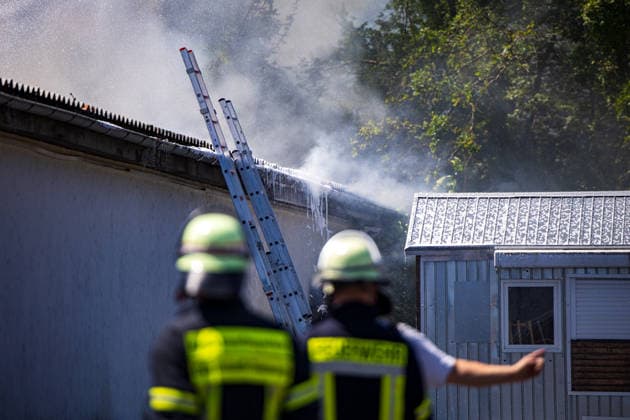 Feuer in Schützenverein in Messel ausgebrochen Am 23.05.2026 brannte auf dem Gelände des Schützenclubs Wildpark bei Messel ein Teil der Schießbahn sowie ein Gebäude. Die Feuerwehr teilte mit, dass niemand verletzt wurde. Der Alarm ging um 12:15 Uhr ein, rund 60 Einsatzkräfte aus mehreren Gemeinden waren vor Ort. Bei den Löscharbeiten kam es zu Explosionen, die zunächst für Munitionsdetonationen gehalten wurden; später stellte sich heraus, dass geplatzte Eternitplatten in der Dachkonstruktion die Ursache waren. Zur Brandursache lagen zunächst keine gesicherten Angaben vor, die Polizei ermittelt. Die Hitze machte den Einsatzkräften zu schaffen und sorgte für einen hohen Kräfteansatz. Messel Hessen Deutschland