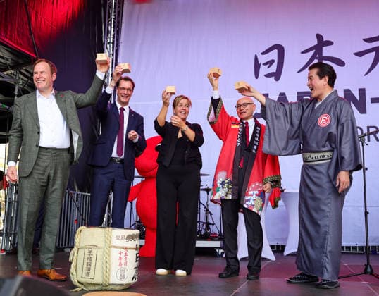 Japan-Tag 2026 in Düsseldorf, einzigartiges Kulturfest in der Landeshauptstadt von NRW - KAMPAI, das japanische Wort für Prost oder Zum Wohl - Düsseldorfs Oberbürgermeister Dr. Stephan Keller, NRW Ministerpräsident Hendrik Wüst, NRW Wirtschafts und Kulturministerin Mona Neubaur, der japanische Generalkonsul von Düsseldorf Yoshitaka Tsunoda mit dem Präsidenten des Japanischen Clubs Takao Hariya beim Anstich des SAKE-Fasses Düsseldorf Burgplatz NRW Deutschland