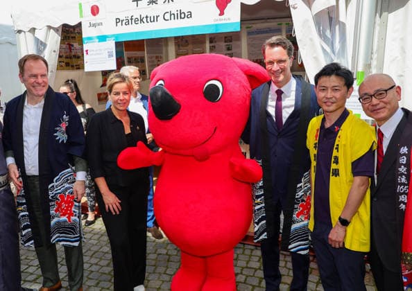 Japan-Tag 2026 in Düsseldorf, einzigartiges Kulturfest in der Landeshauptstadt von NRW - Düsseldorfs OB Dr. Stephan Keller mit NRW Ministerpräsident Hendrik Wüst und NRW Ministerin Mona Neubaur, einem japanischen Standvertreter und dem japanischen Generalkonsul Yoshitaka Tsunoda beim Rundgang... Düsseldorf Burgplatz NRW Deutschland