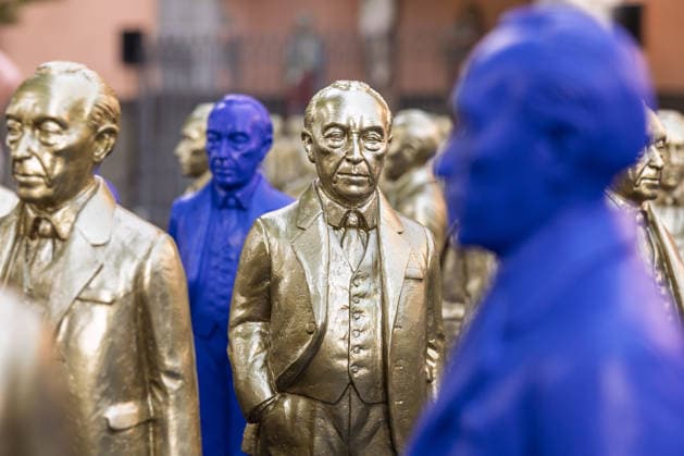 Adenauer-Kunstinstallation in Bad Honnef - 23.05.26. Kunstinstallation des Künstlers Ottmar Hörl mit 200 goldenen und blauen Skulpturen des ersten Bundeskanzlers Konrad Adenauer auf dem Kirchplatz in Bad Honnef. Die Präsentation fand anlässlich des 150. Geburtstags Adenauers statt und war Teil eines Rahmenprogramms mit Straßenmusikfestival in der Innenstadt. Gemeinschaftsprojekt der Stiftung Bundeskanzler-Adenauer-Haus, der Konrad-Adenauer-Stiftung und der Stadt Bad Honnef. Bad Honnef Nordrhein-Westfalen Deutschland Copyright: xMarcxJohnx