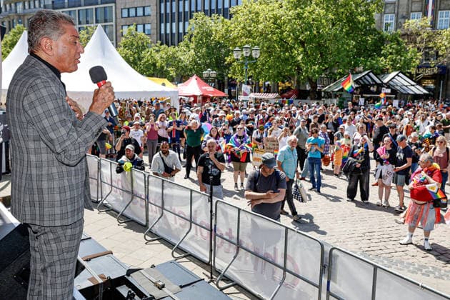 CSD Hannover 2026 - Motto: Wir schreiben Zukunft: Gleichberechtigt. Selbstbestimmt. Queer. Rede Michel Friedman; Publizist und Talkmaster; Hannover Opernplatz, Bühne Niedersachsen, Region Hannover Germany
