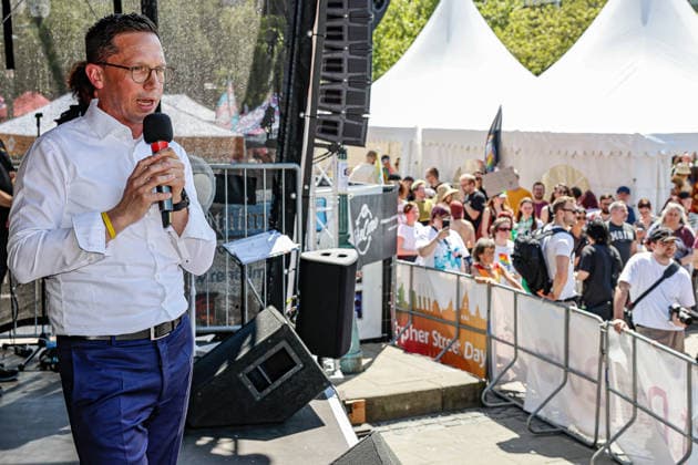 CSD Hannover 2026 - Motto: Wir schreiben Zukunft: Gleichberechtigt. Selbstbestimmt. Queer. Rede Falko Mohrs (SPD); Niedersächsischer Minister für Wissenschaft und Kultur; Hannover Opernplatz, Bühne Niedersachsen, Region Hannover Germany
