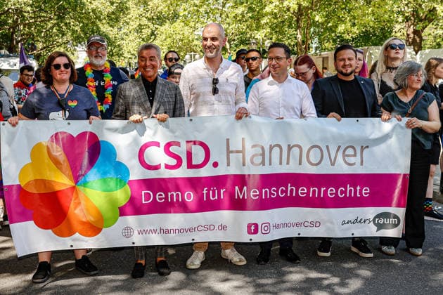 CSD Hannover 2026 - Motto: Wir schreiben Zukunft: Gleichberechtigt. Selbstbestimmt. Queer. Führen die Demonstration an (v.l.n.r.): Nadine Rochlitzer, Vorstand Andersraum e.V., Michel Friedman, Publizist und Talkmaster; Belit Onay (Bündnis90 Die Grünen), Oberbürgermeister der Landeshauptstadt Hannover; Falko Mohrs (SPD), Niedersächsischer Minister für Wissenschaft und Kultur Hannover Georgsstraße Niedersachsen, Region Hannover Germany