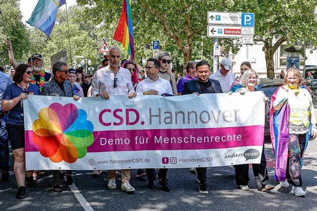 CSD Hannover 2026 - Motto: Wir schreiben Zukunft: Gleichberechtigt. Selbstbestimmt. Queer. Führen die Demonstration an (v.l.n.r.): Nadine Rochlitzer, Vorstand Andersraum e.V., Michel Friedman, Publizist und Talkmaster; Belit Onay (Bündnis90 Die Grünen), Oberbürgermeister der Landeshauptstadt Hannover; Falko Mohrs (SPD), Niedersächsischer Minister für Wissenschaft und Kultur Hannover Georgsstraße Niedersachsen, Region Hannover Germany