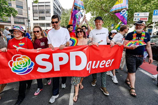 CSD Hannover 2026 - Motto: Wir schreiben Zukunft: Gleichberechtigt. Selbstbestimmt. Queer. Nehmen an der Demonstration tei, (2. v.r.) Adis AhmetoviÄ‡, (SPD), Bundestagsabgeordneter, (4. v.r.) Axel von der Ohe (SPD), Erster Stadtrat der Landeshauptstadt Hannover Hannover Georgsstraße Niedersachsen, Region Hannover Germany