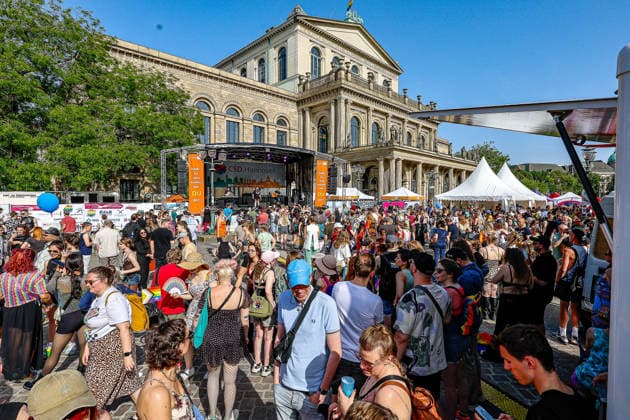 CSD Hannover 2026 - Motto: Wir schreiben Zukunft: Gleichberechtigt. Selbstbestimmt. Queer. Teilnehmende des CSD Hannover 2026 Hannover Opernplatz Niedersachsen, Region Hannover Germany