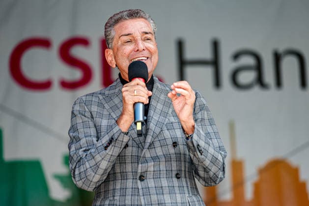 CSD Hannover 2026 - Motto: Wir schreiben Zukunft: Gleichberechtigt. Selbstbestimmt. Queer. Rede von Michel Friedman, Publizist und Talkmaster auf dem Opernplatz. Hannover Opernplatz, Bühne Niedersachsen, Region Hannover Germany